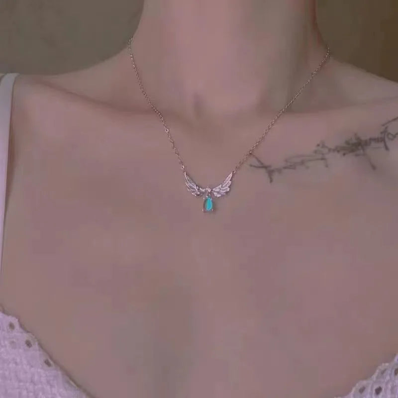 Light Luxury Angel Wings Pendant Necklace Ladies Fashion Exquisite Moonstone Collarbone Necklace Delicate Wedding Jewelry