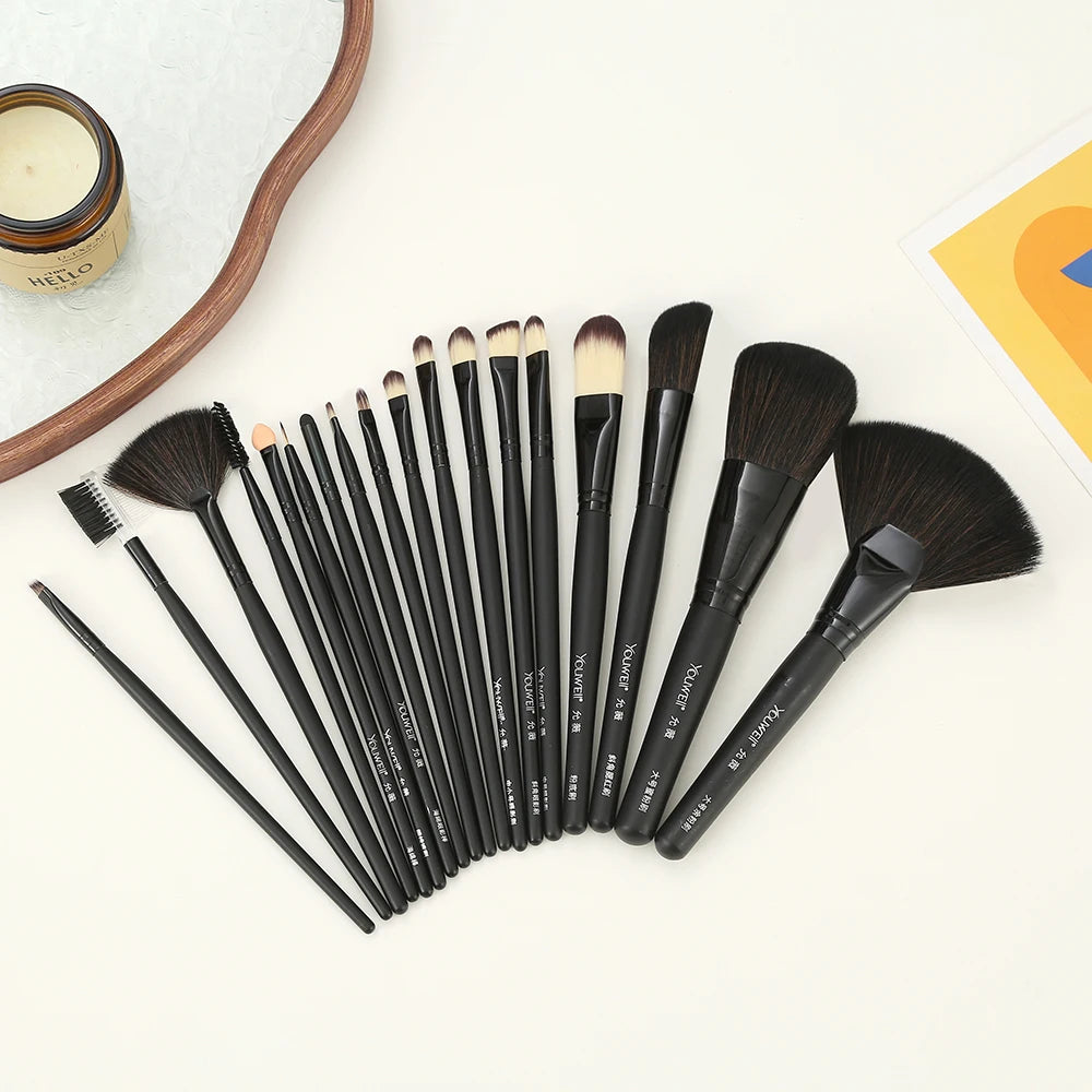 This Full - Sized Makeup Brush Set, Packed In A Handy Case, Offers Diverse Tools For Perfect Makeup Looks Anytime, Anywhere.
