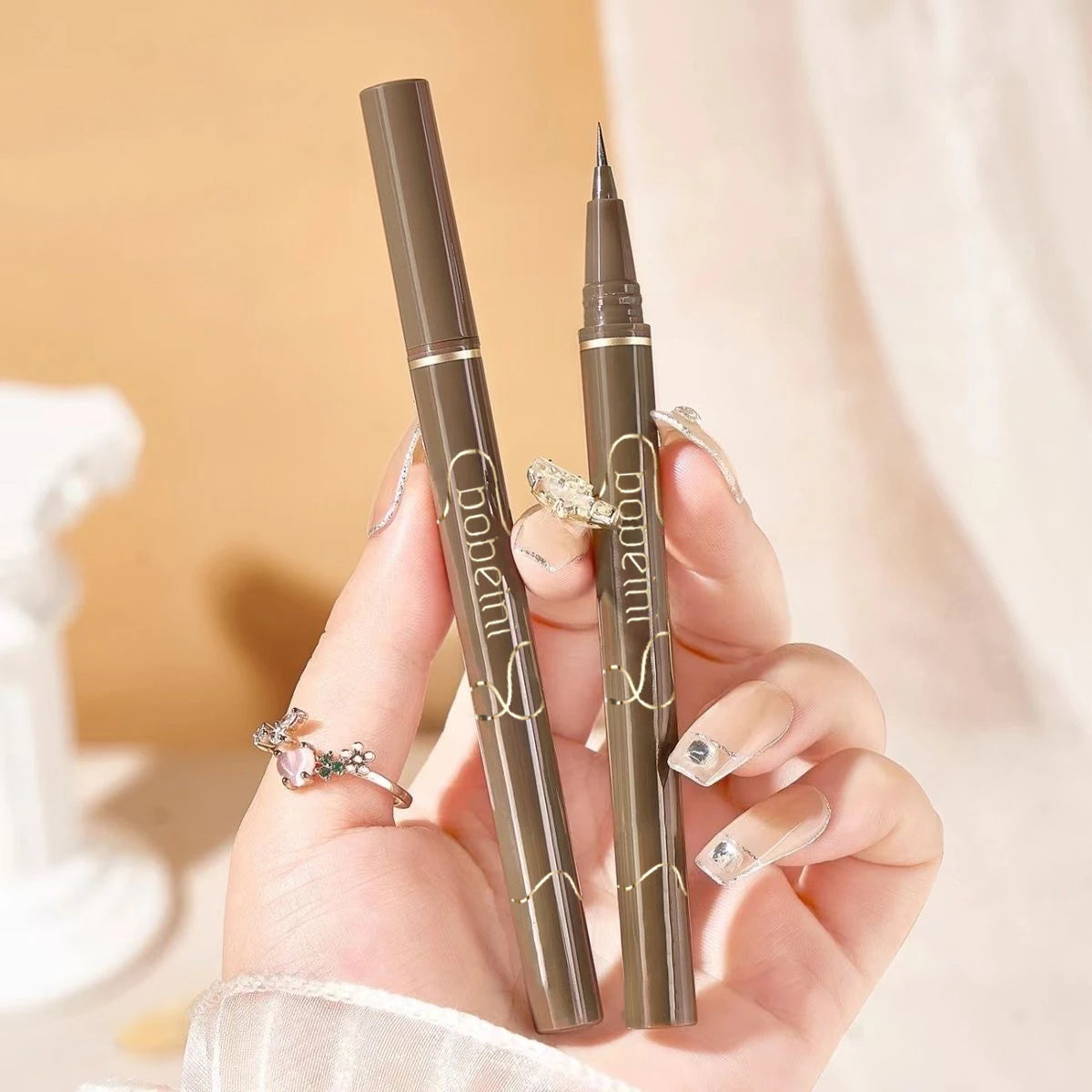 Slim eyeliner is waterproof, sweat-proof, long-lasting and non-smudged. Newbie brown eyeliner liquid pen